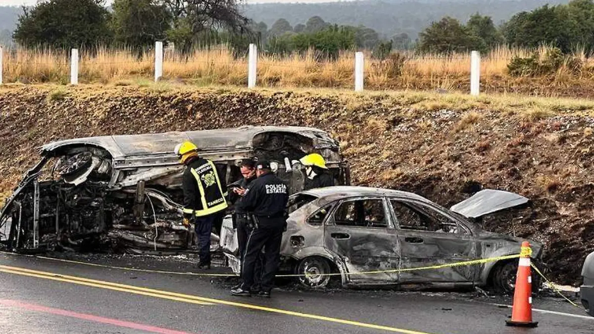 se queman dos autos tras chocar en la amozoc perotes